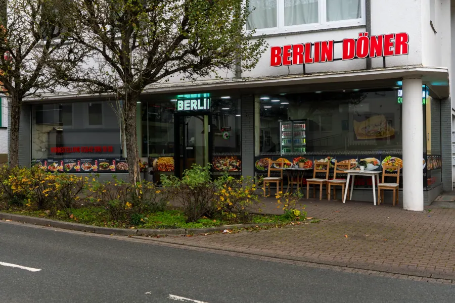 Außenansicht von BERLIN DÖNER mit Baum