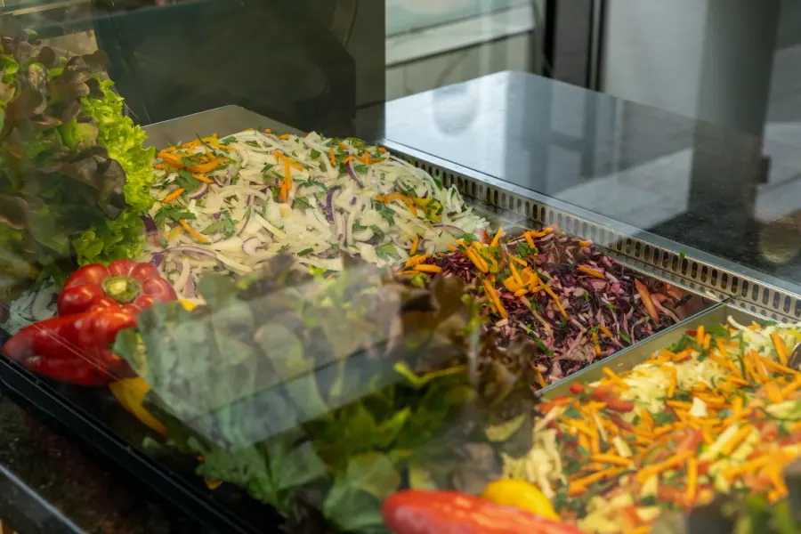Frische Salate in der Theke von BERLIN DÖNER