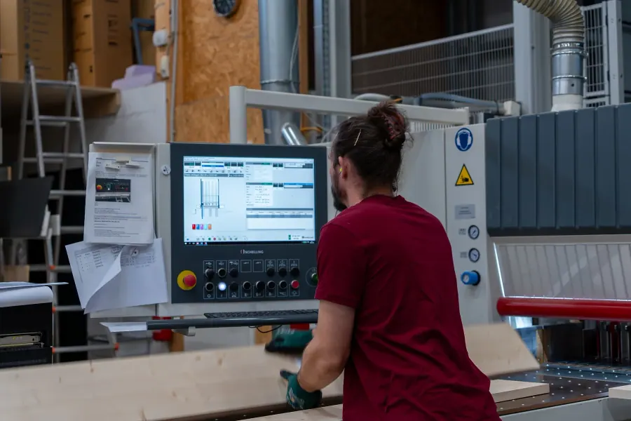 Tischlerin an der CNC-Maschine