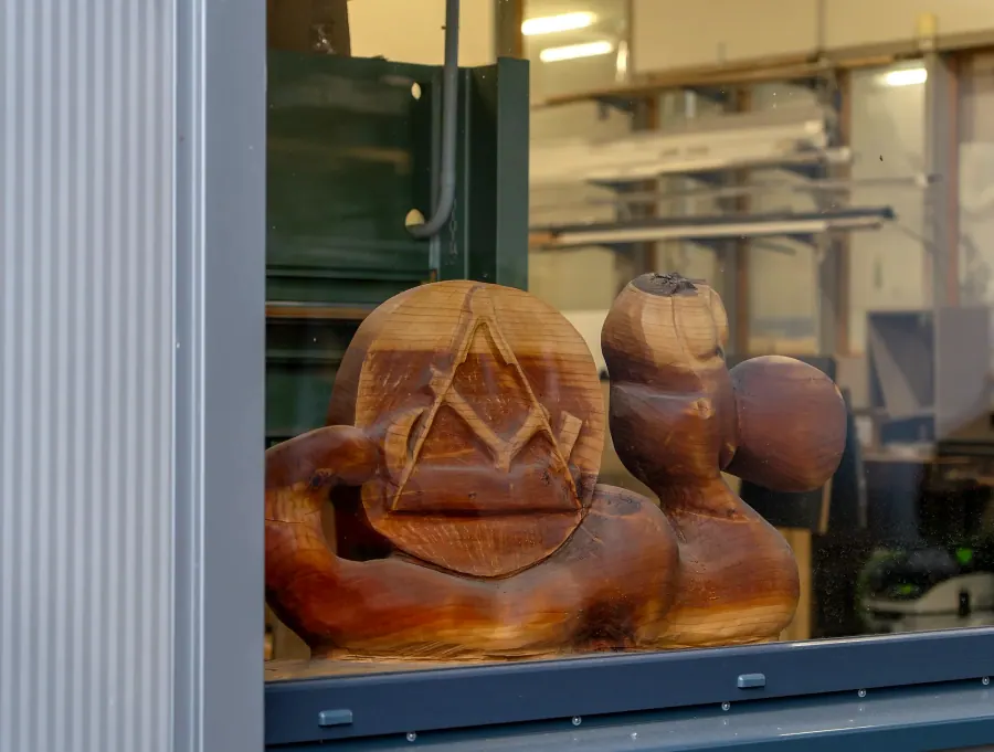 Geschnitztes Holzrelief im Schaufenster
