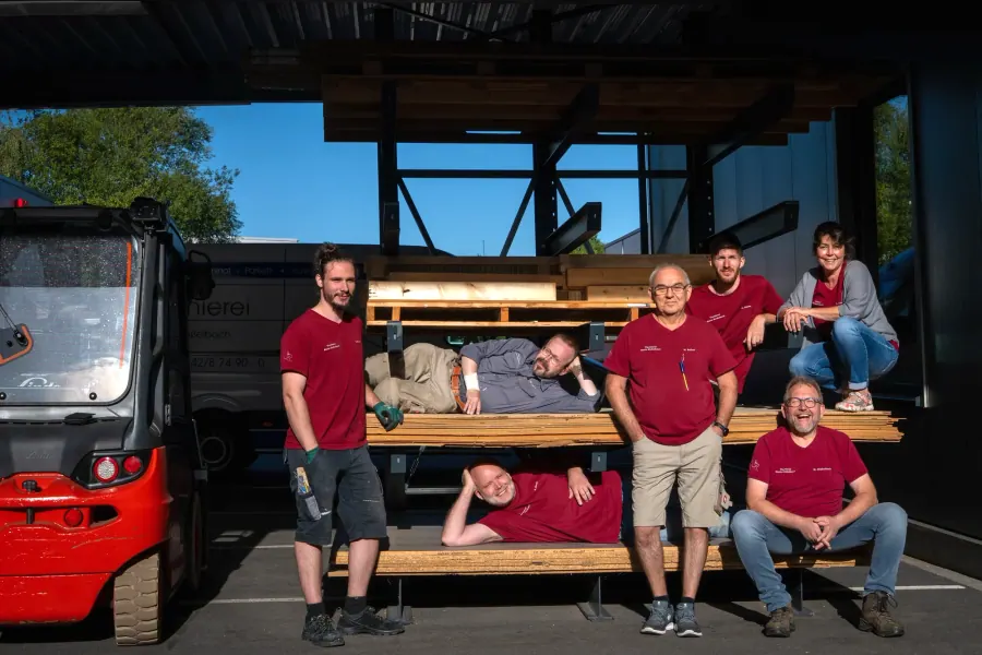 Team der Tischlerei Gießelbach vor der Werkstatt