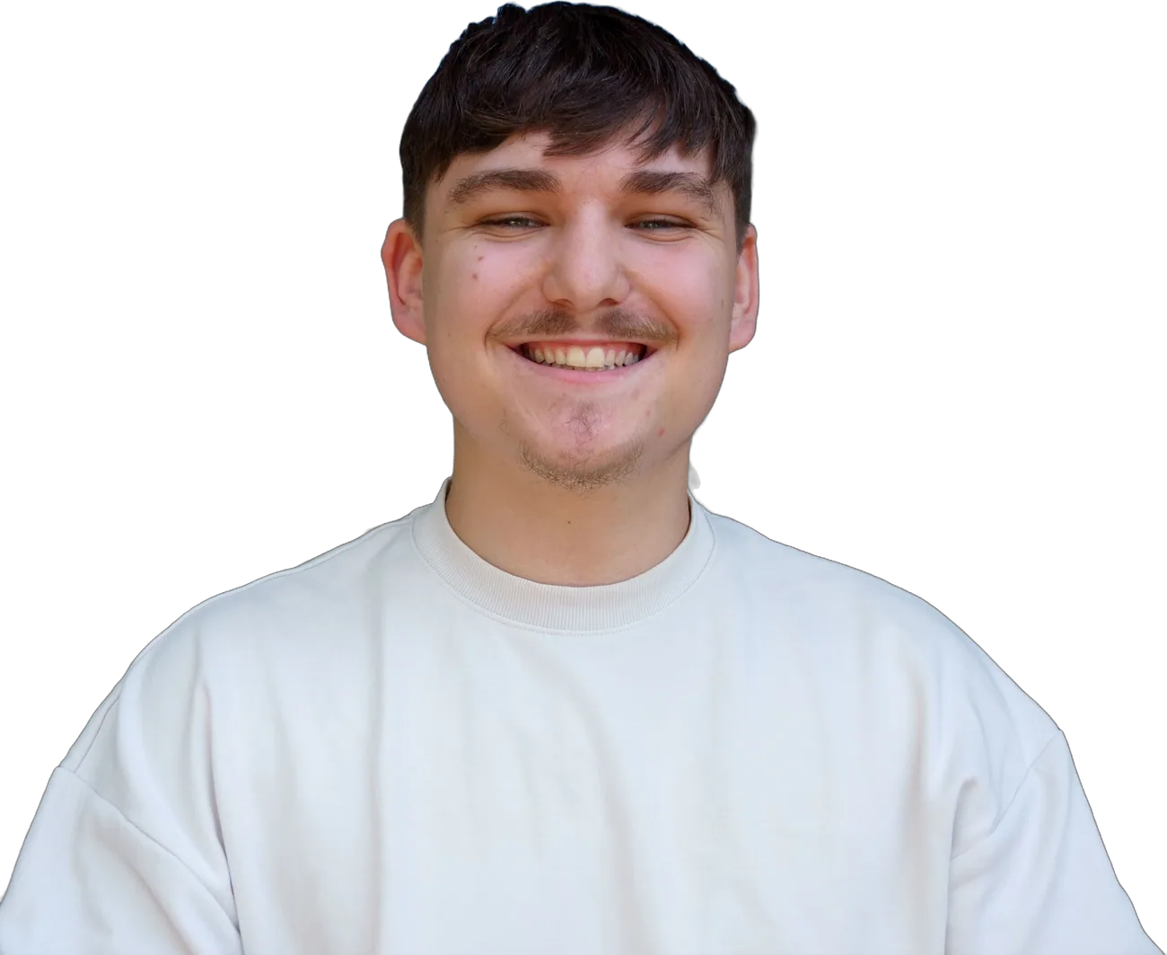 Fabian Malorny, Foto- und Videograf von MALOSTUDIO, lächelnd im hellen Pullover