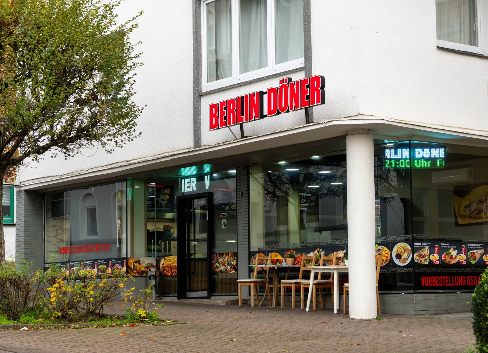Sitzbereich mit roten Polsterbänken