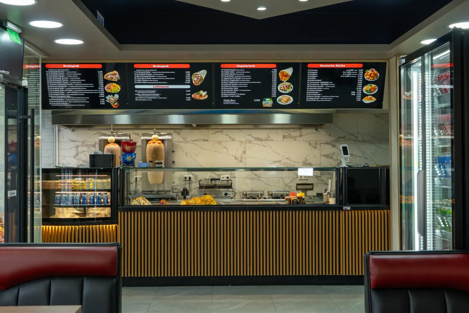 Theke und Menütafeln im Innenraum von BERLIN DÖNER