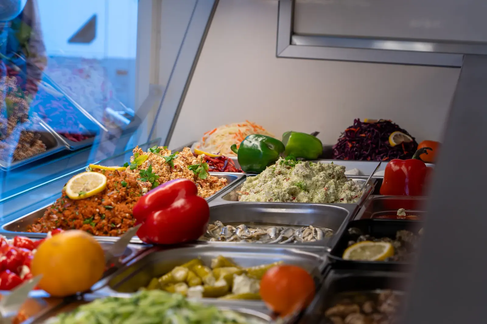 Bunte Salat- und Antipasti-Auswahl in der Theke