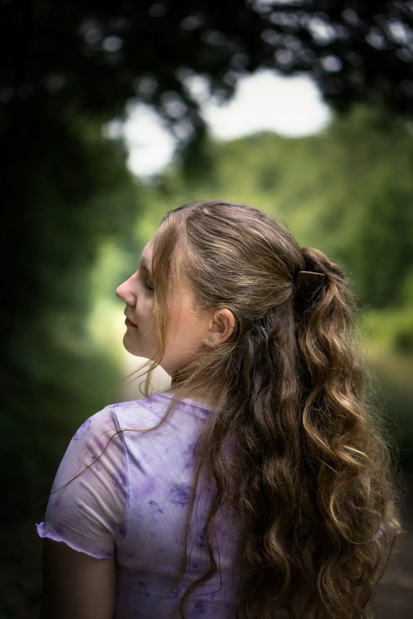 Portrait einer Frau mit Locken im Profil