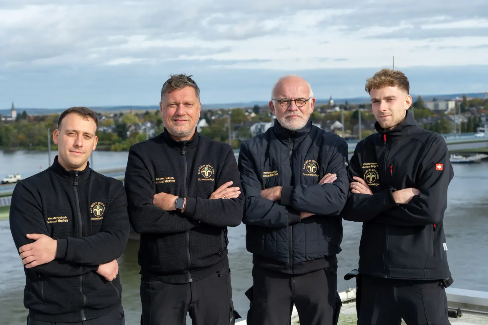 Team von Schornsteinfeger Mertes vor dem Rhein