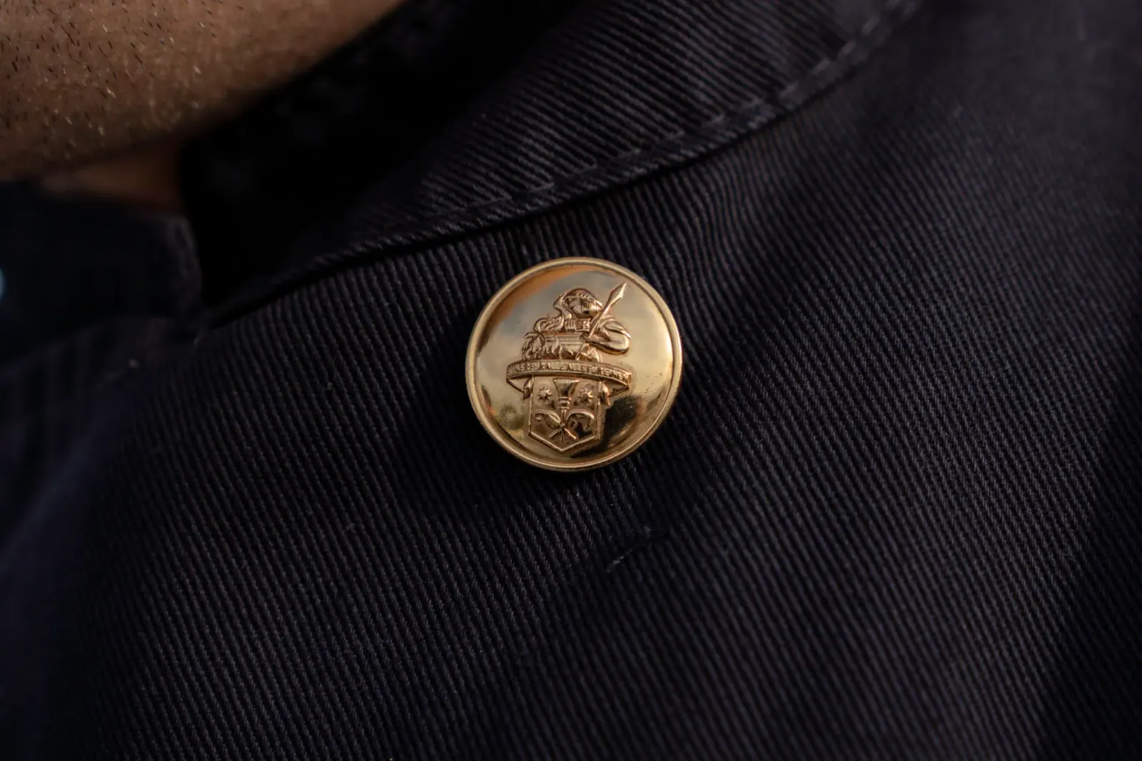 Goldener Knopf an der Schornsteinfeger-Jacke im Detail